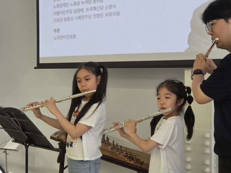플루트를 연주하는 어린이 연주자들과 강사