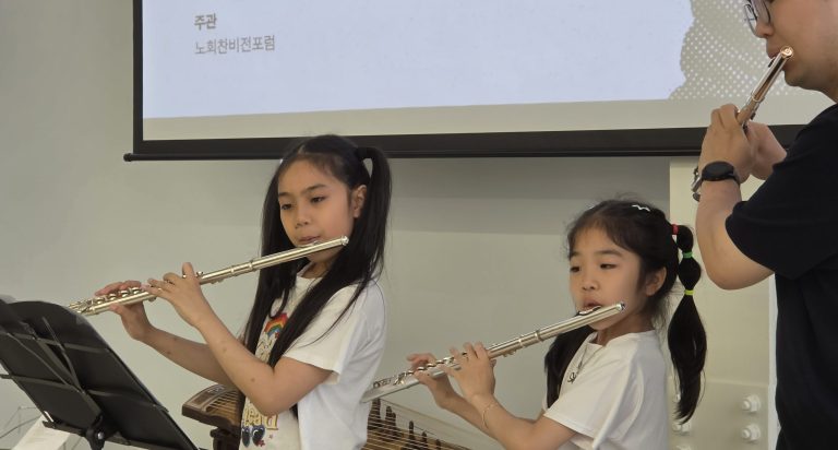플루트를 연주하는 어린이 연주자들과 강사